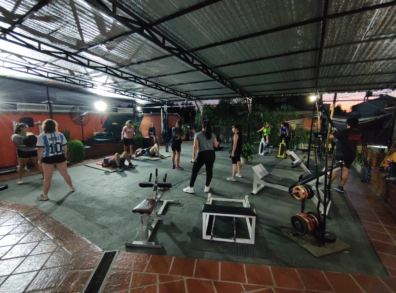 Clase nocturna en la terraza de TerrazasGYM